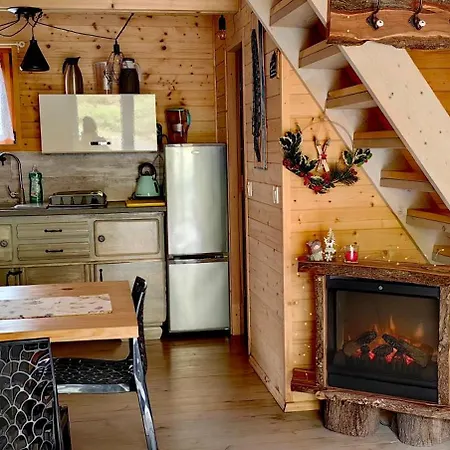 Lodge Osada Pod Beskidem- Chatki Caloroczne