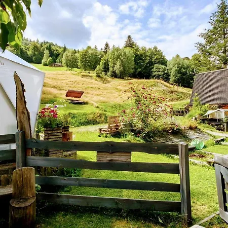 Osada Pod Beskidem- Chatki Caloroczne Lodge