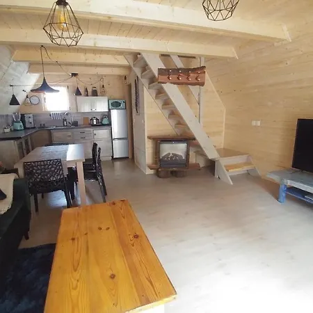 Osada Pod Beskidem- Chatki Caloroczne 山林小屋