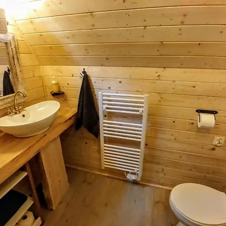 Lodge Osada Pod Beskidem- Chatki Caloroczne