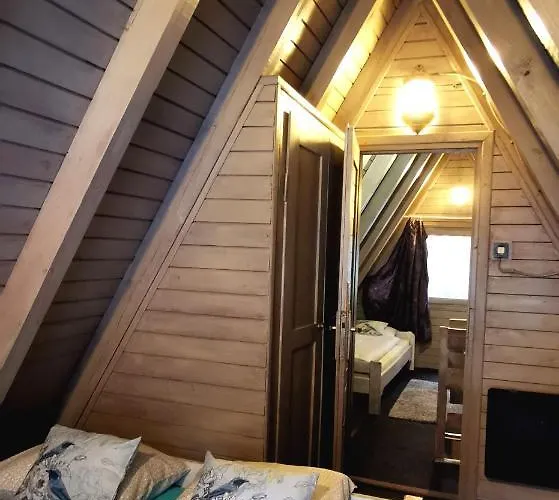 Lodge Osada Pod Beskidem- Chatki Caloroczne *