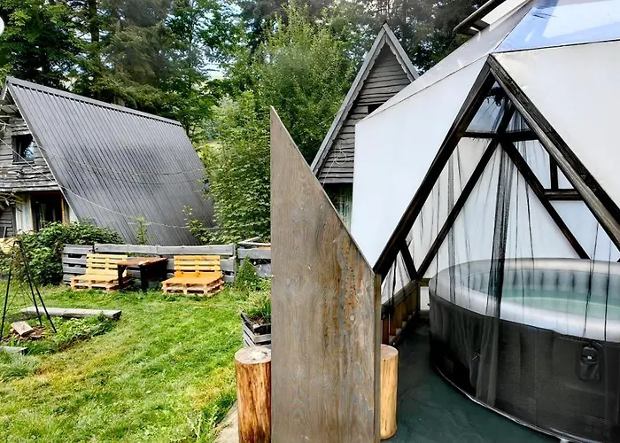 Osada Pod Beskidem- Chatki Caloroczne *