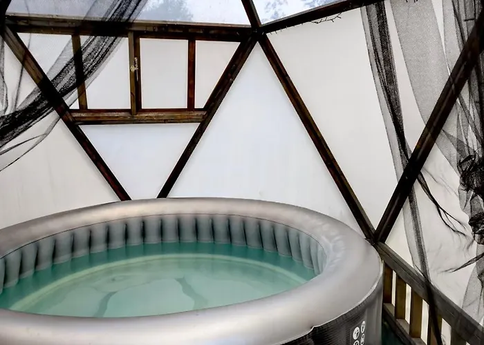 Lodge Osada Pod Beskidem- Chatki Caloroczne *