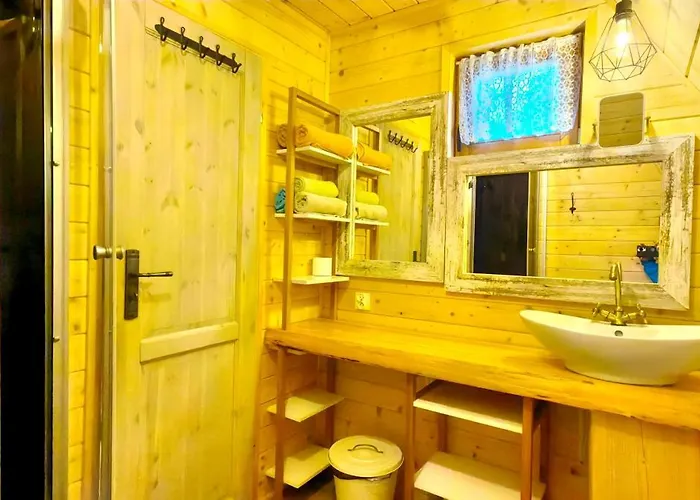 Osada Pod Beskidem- Chatki Caloroczne Szczyrk