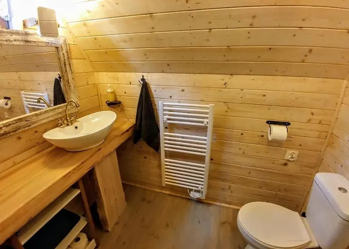 Lodge Osada Pod Beskidem- Chatki Caloroczne